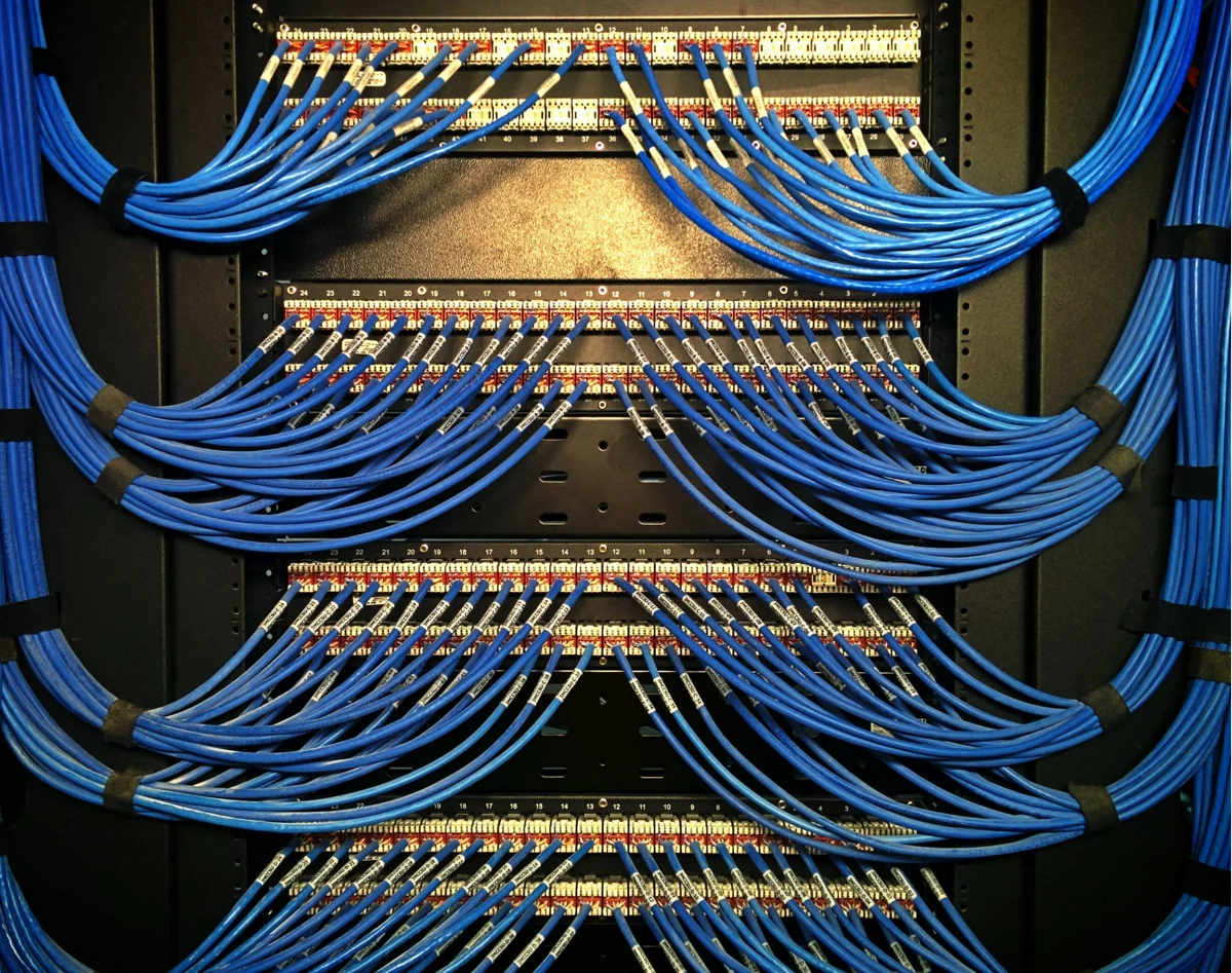 Cableado organizado en un rack de comunicaciones