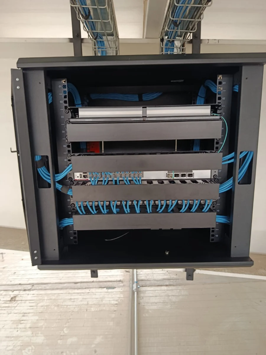 Gabinete de comunicaciones con equipos de red